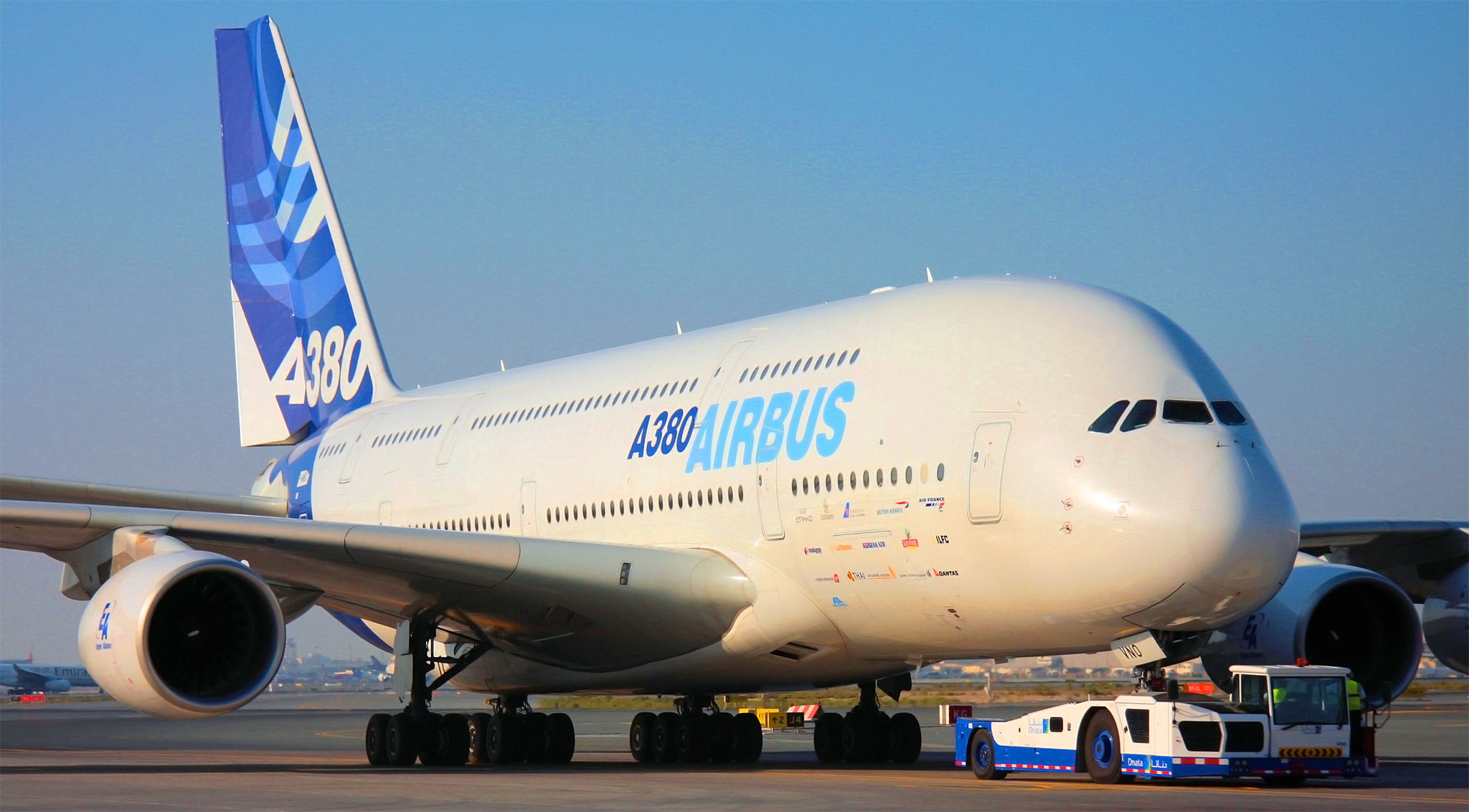 Эирбас. Самолет Аэробус а380. Самый большой самолет Аэробус 380. Самый большой самолёт пассажирский - Airbus а380. Самый большой пассажирский лайнер в мире - Аэробус а380.